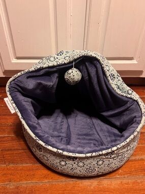 NWOT Whiskers and Co Cat Dome Modern Bed never used
